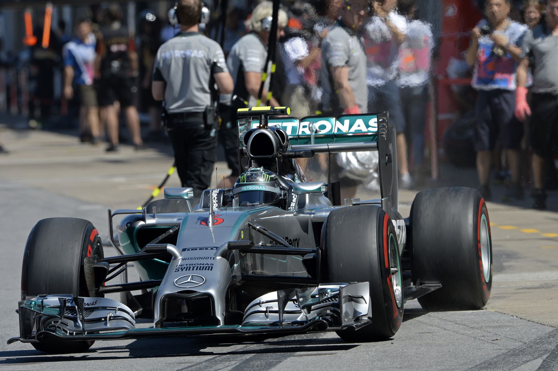 Rosberg meglepte Hamiltont, aki bízik benne, hogy szoros lesz a befutó vasárnap Montrealban! Vettel pedig elvan a harmadik helye