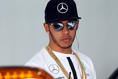 Ecclestone biztos benne, hogy Hamilton a Mercedesnél marad