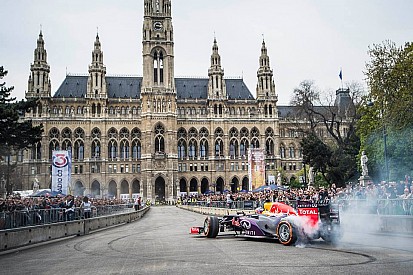 A szomszédban újra felbőgött a V8: Ricciardo 30 ezer ember előtt bemutatózott Bécsben