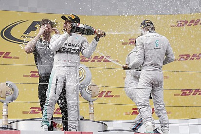 Hakkinen tanácsa a Mercedes versenyzőinek: a pályán 'beszéljenek', ne azon kívül