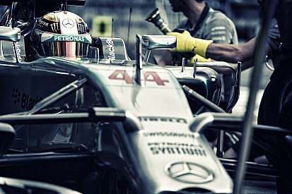 A Mercedes ezentúl többet fog kockáztatni Hamilton kerékcseréinél: Veszélyesebb, de gyorsabb