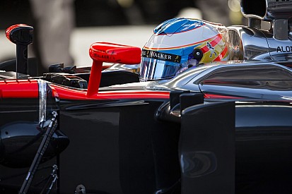 Alonso 20 év emlékét vesztette el a becsapódást követően: Nagyon félrebeszélt a spanyol világbajnok