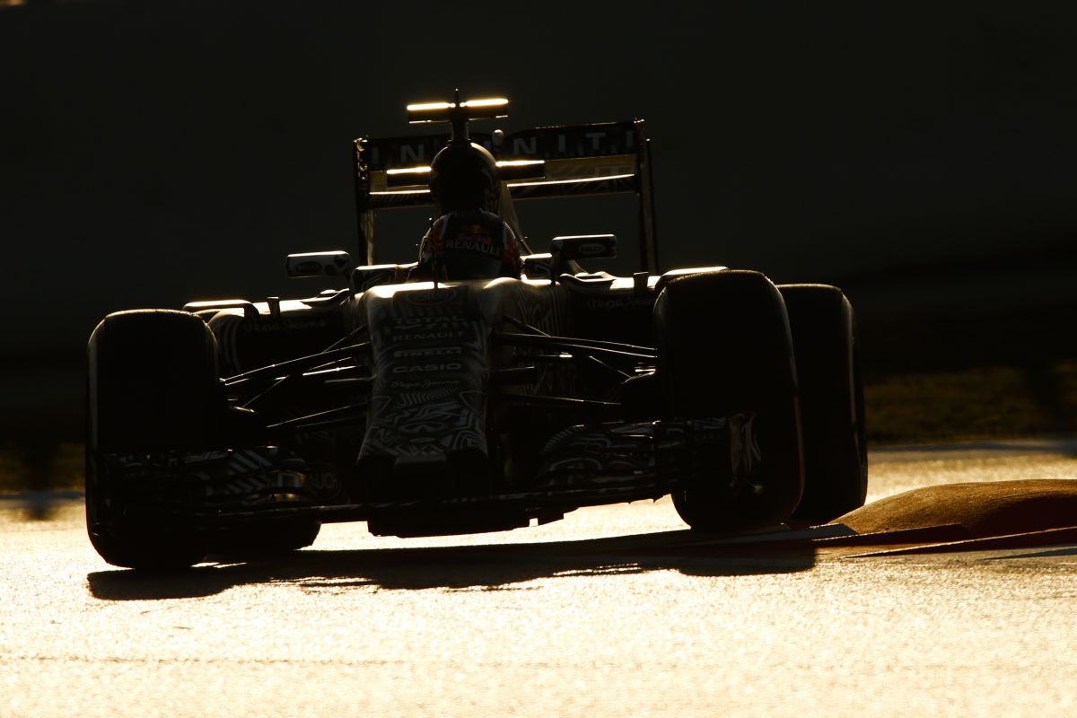 A Red Bull hosszú etapon veri a Ferrarit, pedig a motor miatt 1 másodpercet buknak