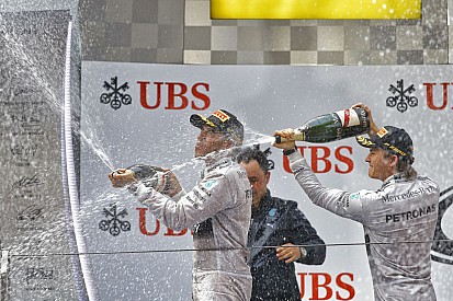 Hamilton néha törékeny tud lenni: Rosberg ne essen pánikba, inkább nyomozzon
