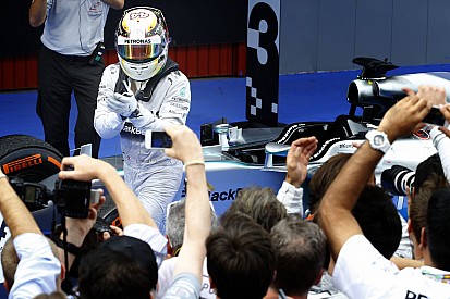 Már Lewis Hamilton vezeti a bajnokságot a Mercedesszel