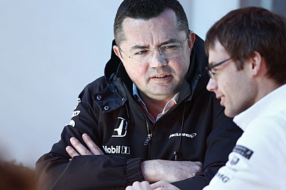 Alonso már kezd megőrülni, hogy még mindig nem vezetheti a McLarent