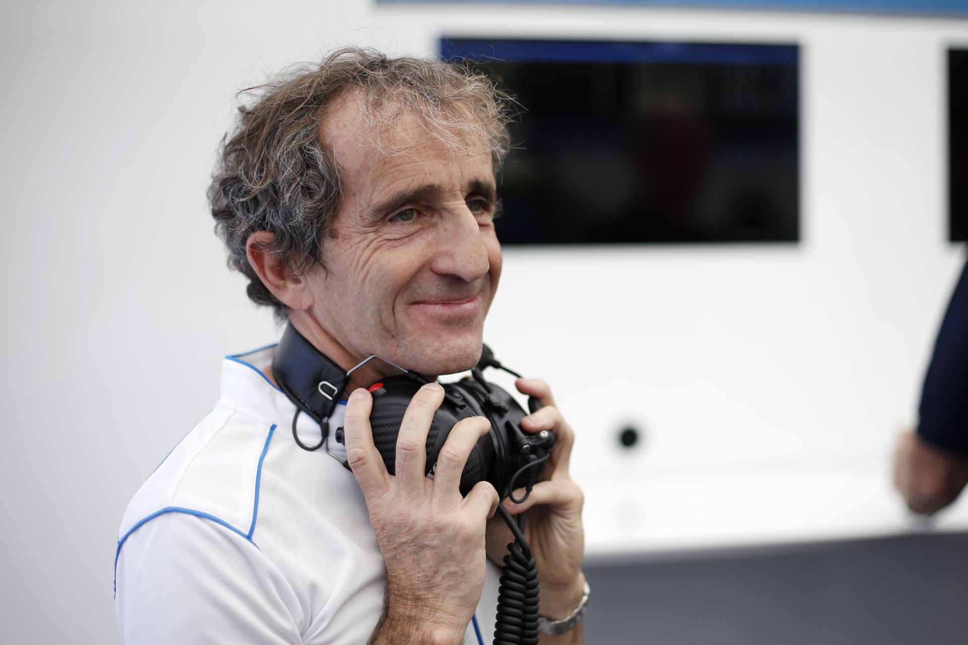 Alain Prost kiáll a Mercedes mellett