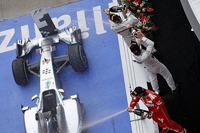 Meg kéne nehezíteni a Mercedes dolgát: ezen dolgozik Alonso és a Ferrari