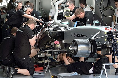 Hamilton „csukott szemmel, fél kézzel” nyerte meg a második edzést Malajziában! Raikkönen második! Hátul a McLaren