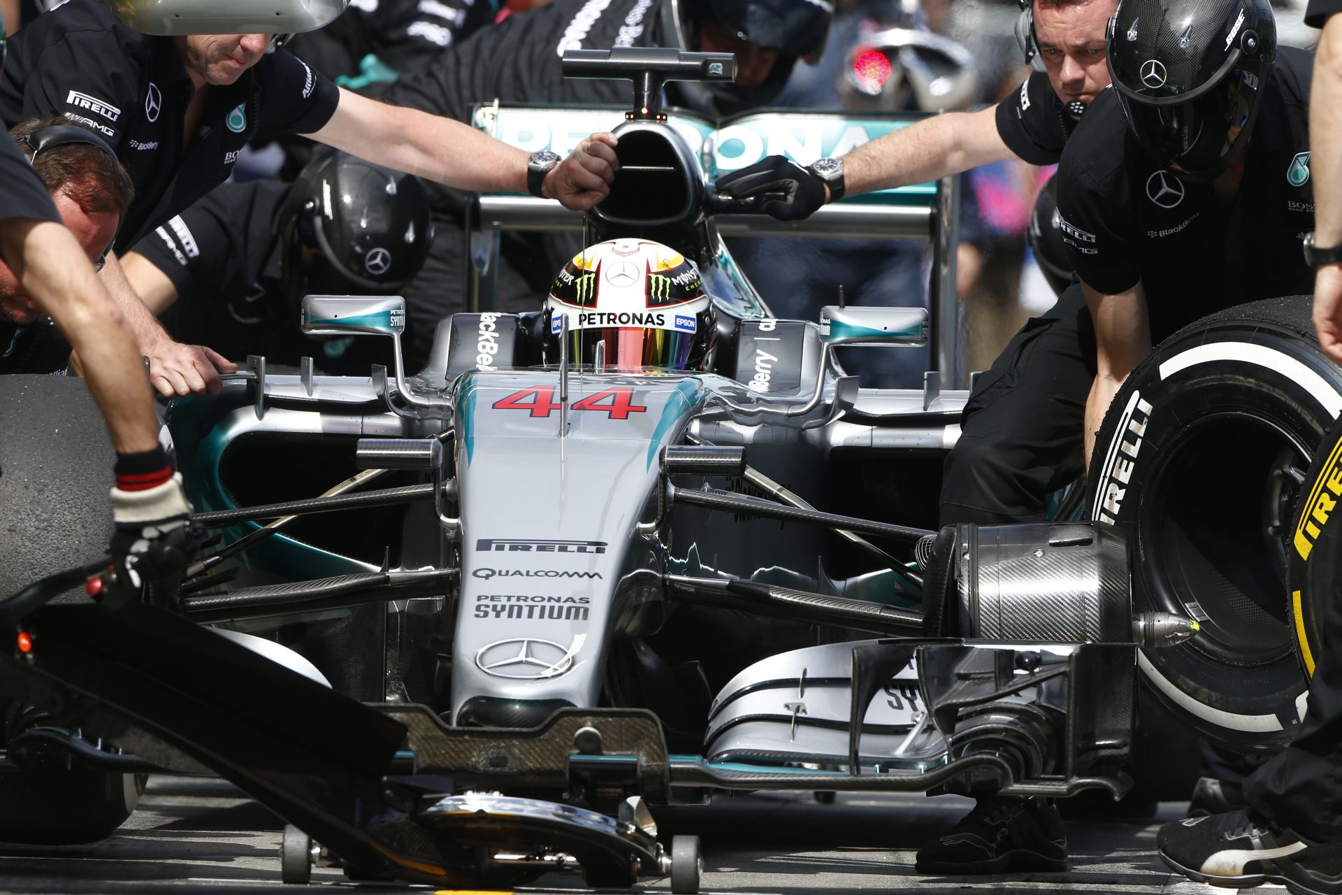 Hamilton: A Ferrari megint gyorsnak tűnik, figyelni kell rájuk!
