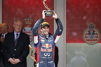 Vettel balszerencséje lassan már egy betegség, Ricciardo viszont csúcsformában van