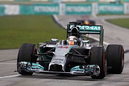 Hamilton nyerte az első szabadedzést Bahreinben Rosberg és Alonso előtt