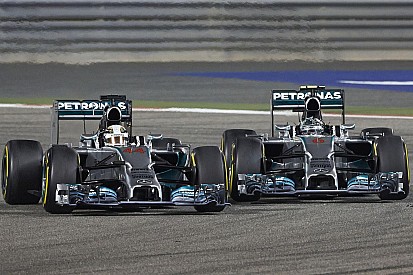 Bahrein Nagydíj 2014: Videón Hamilton és Rosberg öldöklő csatái