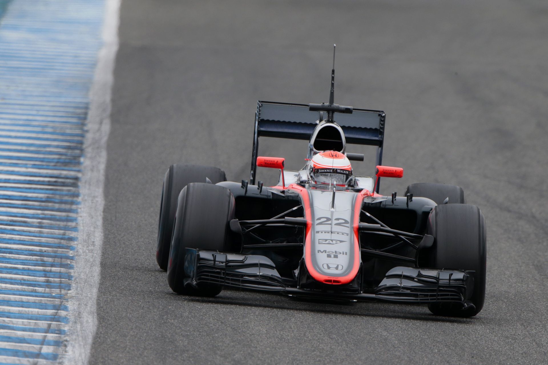Ma pályára gurul a módosított McLaren-Honda Barcelonában