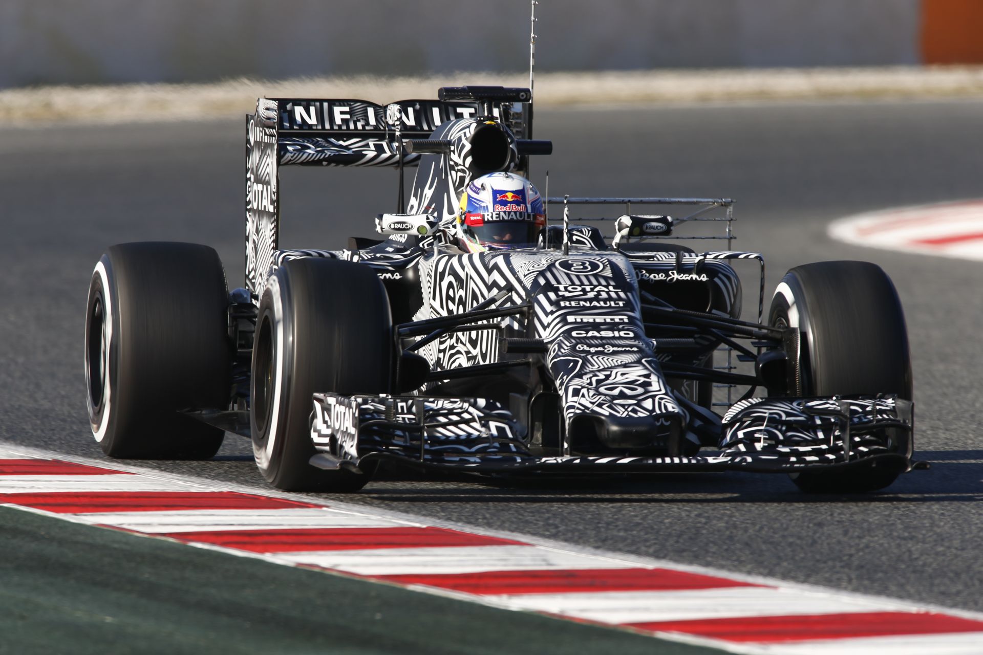 Ricciardo minimális különbséggel vezet Raikkönen előtt Barcelonában a második tesztnapon