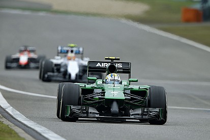 Caterham: Kockásra fékezett gumik, problémás autó