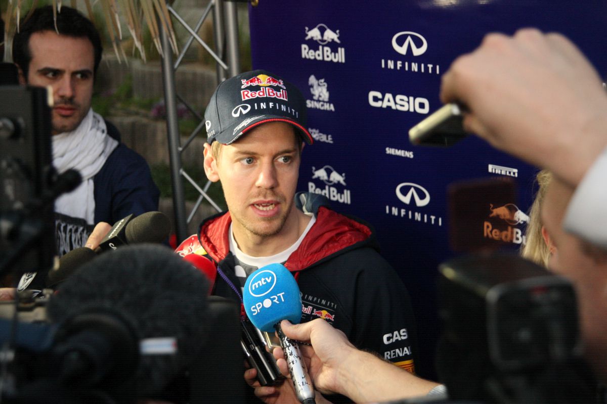 Így pördült meg Vettel Bahreinben: Majdnem odacsapta, de szépen megfogta