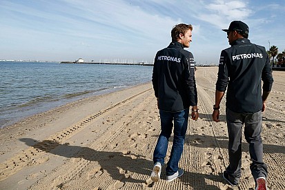 Hamilton kevesebb időt tölt a mérnökökkel, mint Rosberg: ki az okosabb?