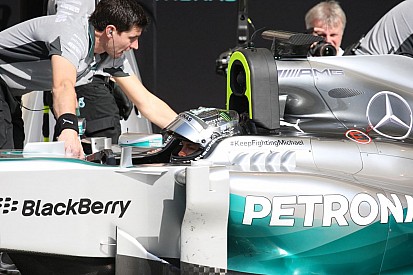 Nem aludhat be a Mercedes: továbbra is fejleszteni kell, figyelmeztet Rosberg