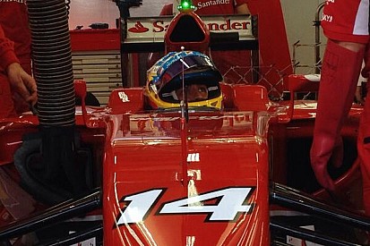 Kobayashi felvétele Bahreinből: Kihajtanak a bokszból az új F1-es autók