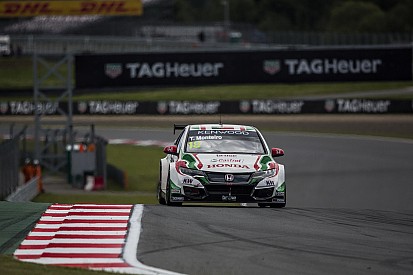 WTCC Moskou: Monteiro domineert natte training