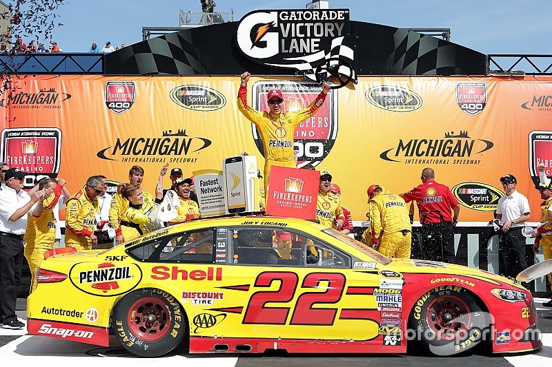 Joey Logano domina nel Michigan e vince la prima gara del 2016