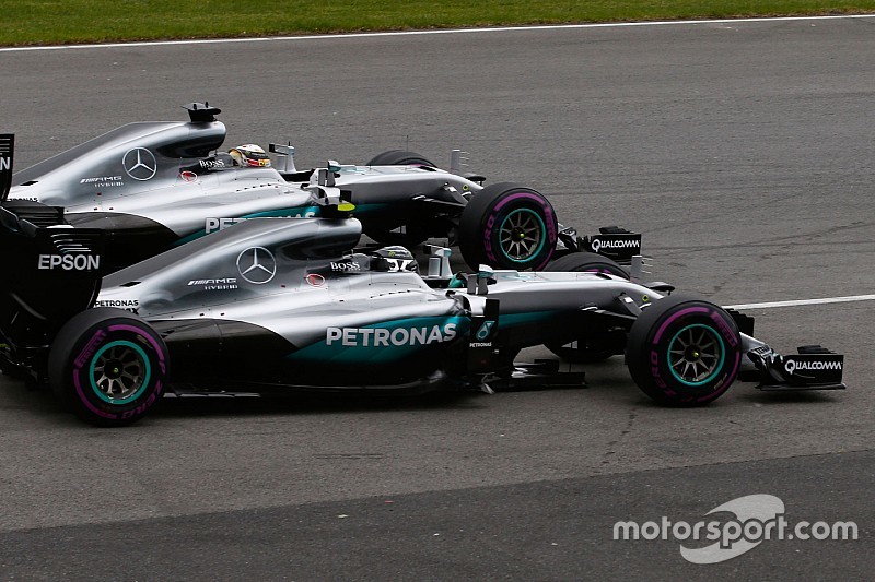 Rosberg ziet Hamilton naderen: