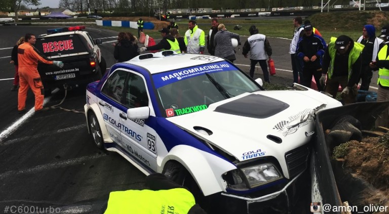 V12-es C Merci a falban Máriapócson: nagyot kapott a driftvas