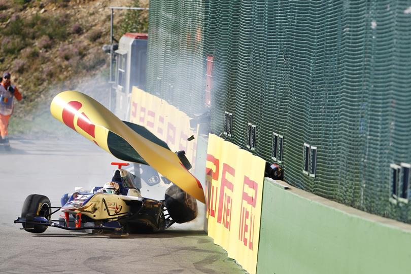 Groteszk baleset a GP3-ban: