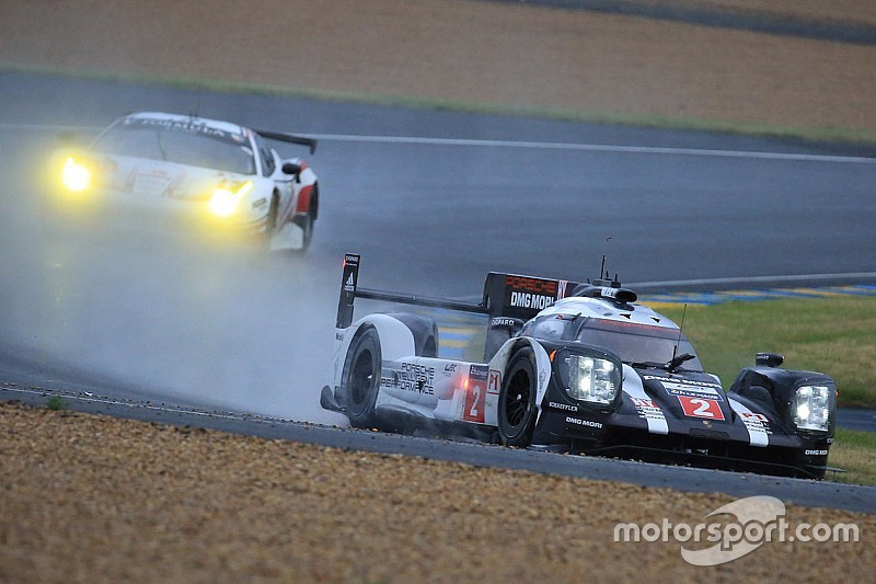 Bajo lluvia, Porsche mantiene la pole position