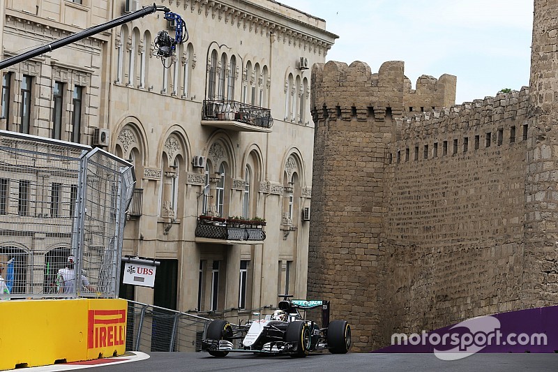 Formel 1 in Baku: Lewis Hamilton Schnellster im ersten Freien Training