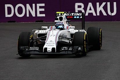 El coche de Bottas, dañado por una alcantarilla de Bakú