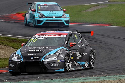 TCR Oschersleben: Mato Homola wint spectaculaire openingsrace