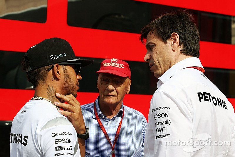 Wolff confirma que los dos Mercedes tuvieron problemas