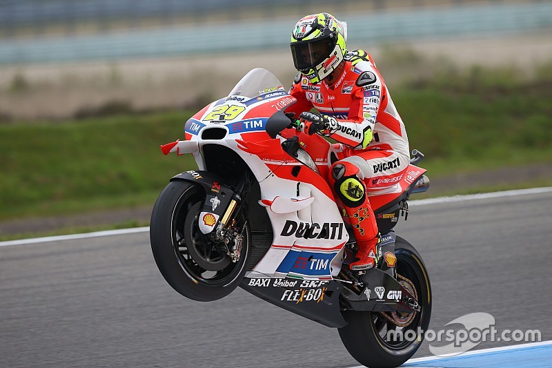 Iannone domina y Rossi mete miedo el primer día en Holanda