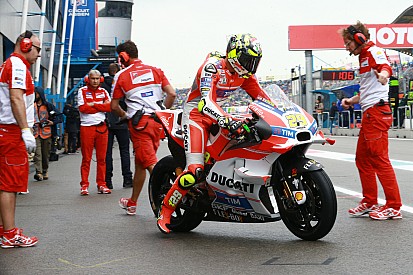 Iannone en Dovizioso aan kop in halfnatte warm-up Dutch TT