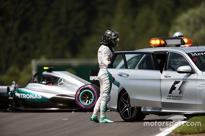 Rosberg krijgt gridstraf vanwege versnellingsbakwissel na crash