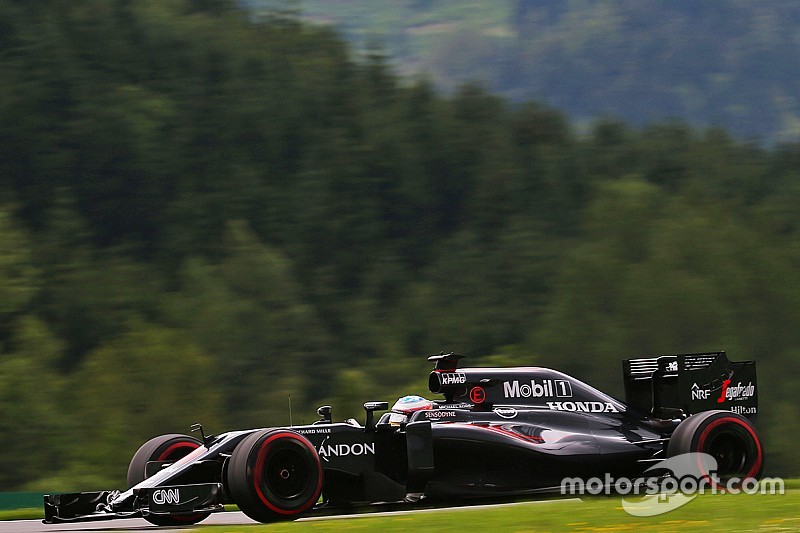 Alonso gefrustreerd na kinderlijke fout van McLaren