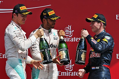 Stand: Verstappen heeft top-drie in vizier, Hamilton nadert Rosberg