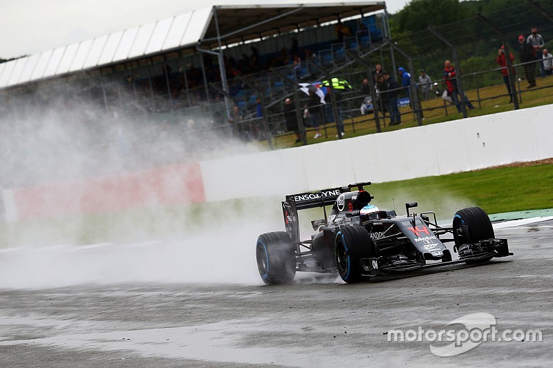 Alonso blijft snelste in Silverstone na verregende middagsessie