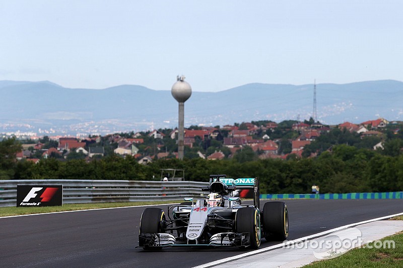 Mercedes domineert eerste training in Hongarije, Verstappen zesde