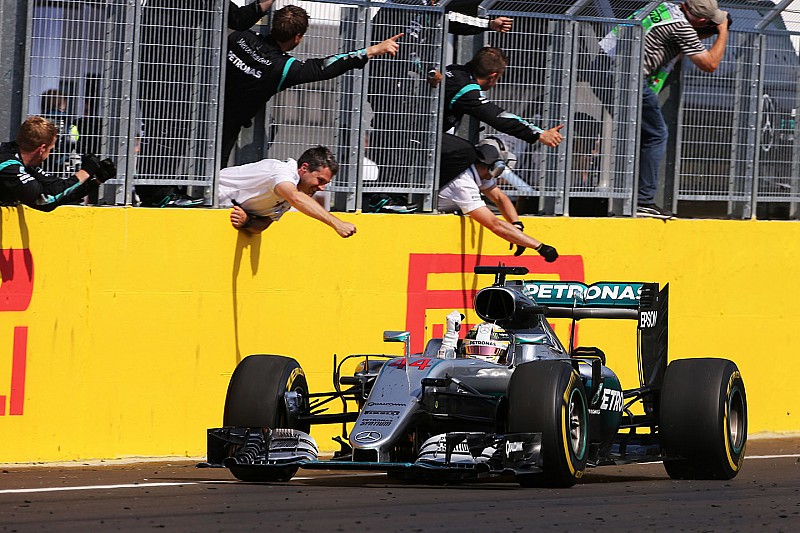 Hamilton wint in Hongarije en pakt leiding in WK, Verstappen vijfde