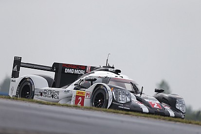 Porsche manda en la primera mitad en Nurburgring