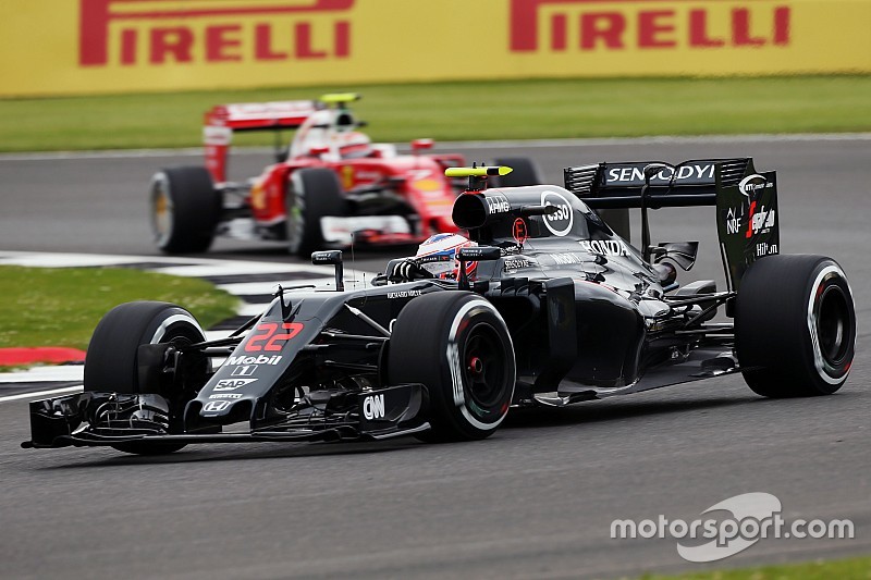 Шасси McLaren не уступает Ferrari, убежден Булье