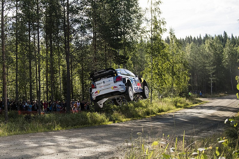 Finlandia, PS10: Ogier fuori dai giochi, Meeke conserva la vetta