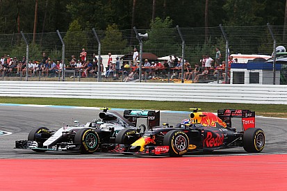 Verstappen: "Rosberg no giró, Lewis lo sabe bien"