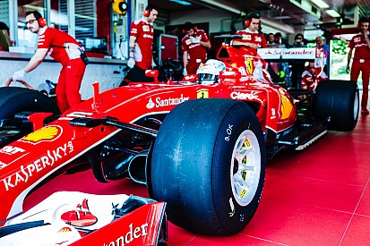 Si lavora sulla Ferrari SF15-T XL che è dotata di minigonne e ali nascoste