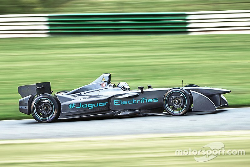 Jaguar firma a Carroll y evaluará a Lynn, Tincknell y Evans