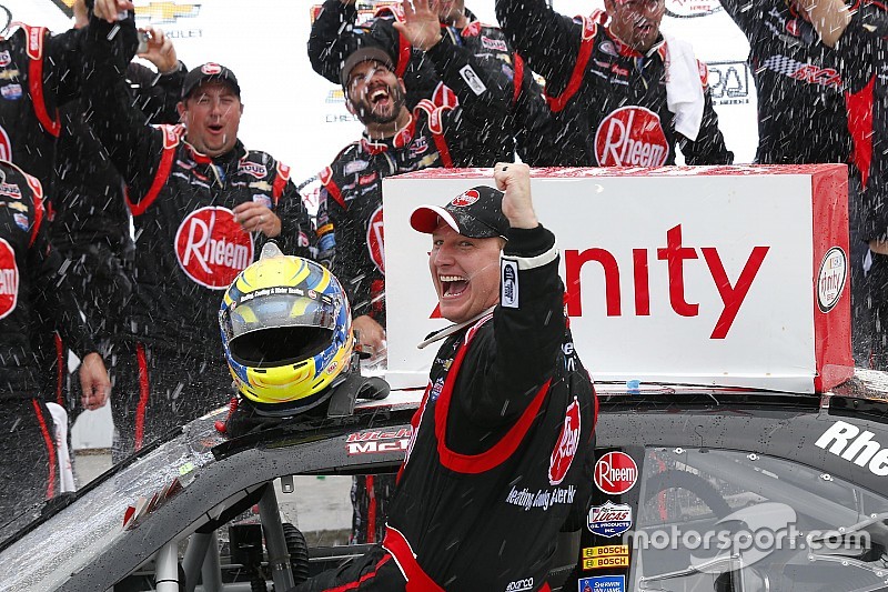 Xfinity-Action in Elkhart Lake: Erster NASCAR-Sieg für Michael McDowell