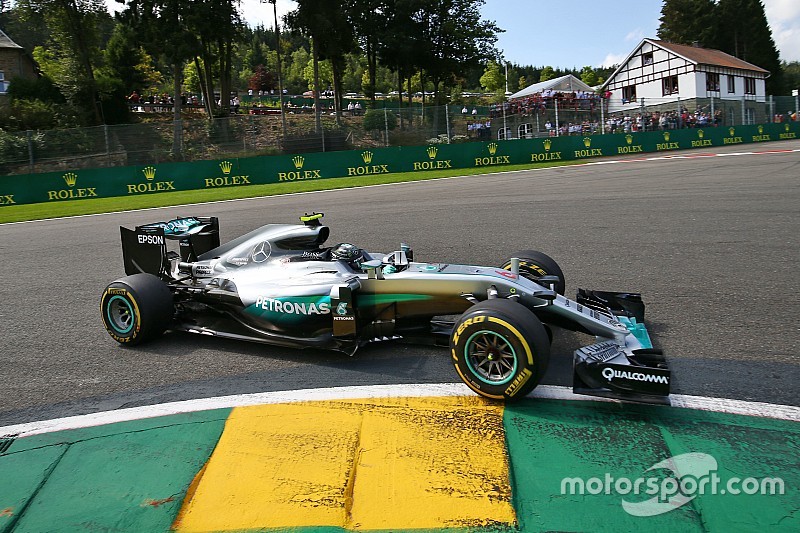 Tussenstand: Rosberg verkleint achterstand, Verstappen blijft zesde